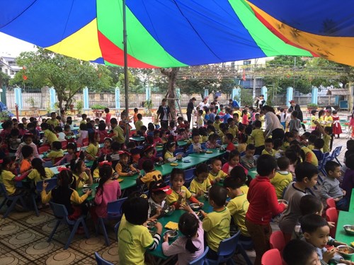 Trường MN Phúc Đồng tổ chức tiệc buffet ngoài trời cho trẻ nhân dịp 22/12 và đón chào năm mới 2017
